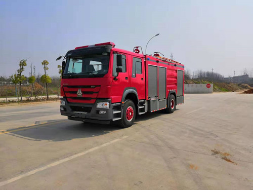 汽豪沃8T泡沫干粉聯(lián)用消防車(chē)