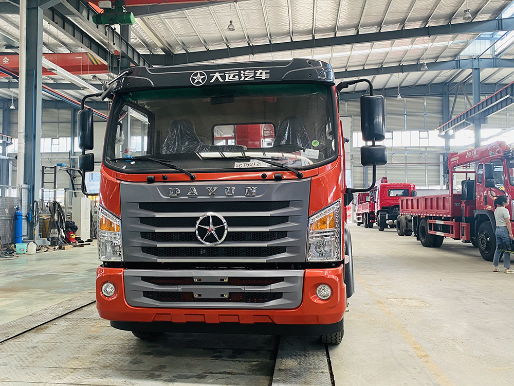 國(guó)六大運(yùn)單橋長(zhǎng)威5噸四節(jié)直臂隨車(chē)吊