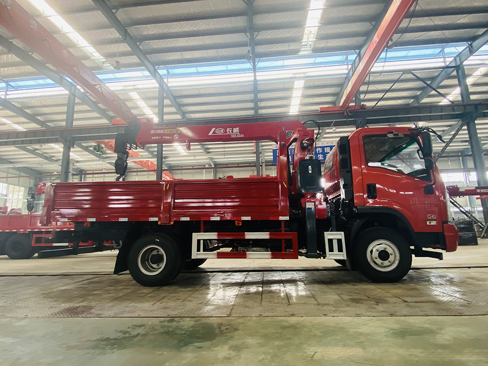 國(guó)六大運(yùn)單橋長(zhǎng)威5噸四節(jié)直臂隨車(chē)吊